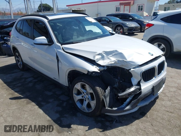 2015 BMW X1 sDrive28i z VIN WBAVM1C5XFV315999, wystawiony jako IAAI lot #42326240 z przebiegiem 120 961 mil mil oraz . Historia ofert i sprzedaży dostępna na DreamBid. Obrazek 1.