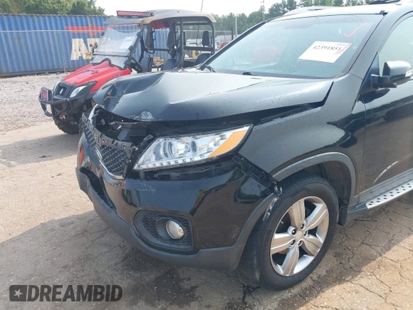 2013 Kia Sorento EX z VIN 5XYKU4A22DG364988, wystawiony jako IAAI lot #42391851 z przebiegiem 221 693 mil mil oraz . Historia ofert i sprzedaży dostępna na DreamBid. Obrazek 18.