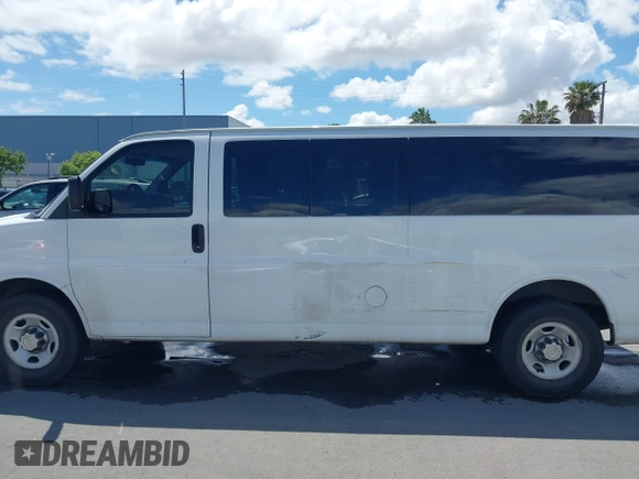 2010 Chevrolet Express Passenger LT z VIN 1GA2G1DGXA1173644, wystawiony jako IAAI lot #42239291 z przebiegiem 241 901 mil mil oraz . Historia ofert i sprzedaży dostępna na DreamBid. Obrazek 14.