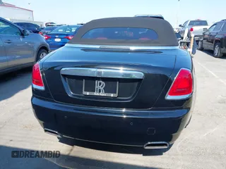 2018 Rolls-Royce Dawn z VIN SCA666D59JU115652, wystawiony jako IAAI lot #39811506 z przebiegiem 21 608 mil mil oraz . Historia ofert i sprzedaży dostępna na DreamBid. Obrazek 16.