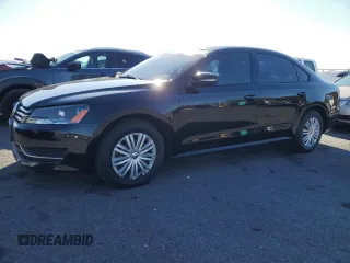 2014 Volkswagen Passat S z VIN 1VWAT7A33EC039584, wystawiony jako Copart lot #56112915 z przebiegiem 104 989 mil mil oraz Czysty tytuł • Clean title. Historia ofert i sprzedaży dostępna na DreamBid. Obrazek 1.