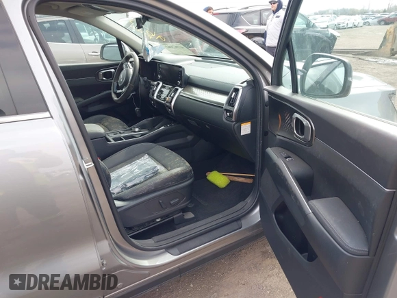 2023 Kia Sorento EX z VIN KNDRHDLG6P5209630, wystawiony jako IAAI lot #41967082 z przebiegiem 4095 mil mil oraz . Historia ofert i sprzedaży dostępna na DreamBid. Obrazek 5.