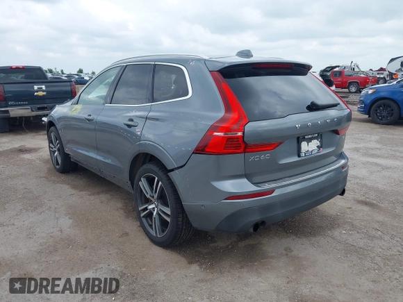 2018 Volvo XC60 Momentum z VIN LYV102RK1JB079168, wystawiony jako IAAI lot #42115403 z przebiegiem 58 377 mil mil oraz . Historia ofert i sprzedaży dostępna na DreamBid. Obrazek 3.