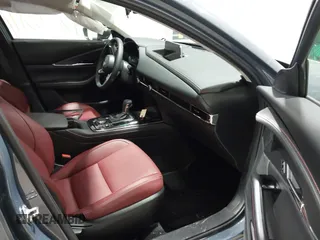 2025 Mazda CX-30 S Carbon Edition z VIN 3MVDMBCM7SM783008, wystawiony jako IAAI lot #42033197 z przebiegiem 5 047 mil mil oraz . Historia ofert i sprzedaży dostępna na DreamBid. Obrazek 5.