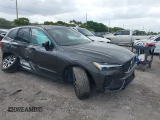 2024 Volvo XC60 Plus Dark Theme z VIN YV4L12RL9R1791846, wystawiony jako IAAI lot #42072459 z przebiegiem 13 188 mil mil oraz . Historia ofert i sprzedaży dostępna na DreamBid. Obrazek 1.