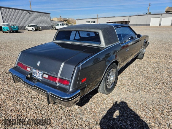 1985 Oldsmobile Toronado Custom Brougham z VIN 1G3EZ57Y7FE330055, wystawiony jako Copart lot #43433285 z przebiegiem 931 486 mil mil oraz Tytuł czysty. Historia ofert i sprzedaży dostępna na DreamBid. Obrazek 4.
