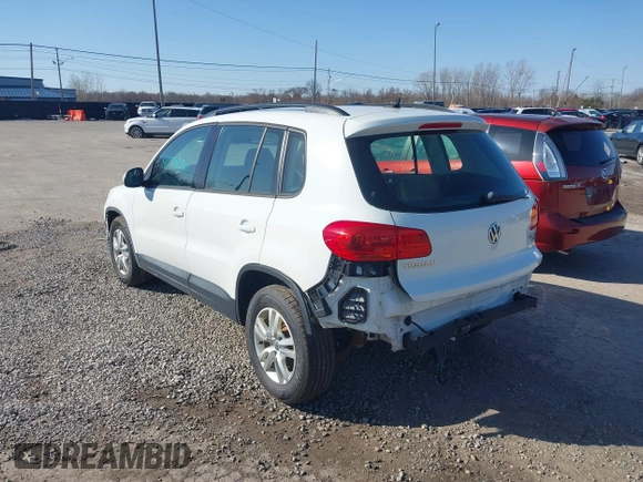 2015 Volkswagen Tiguan S z VIN WVGBV7AX5FW610055, wystawiony jako IAAI lot #41502961 z przebiegiem 81 683 mil mil oraz . Historia ofert i sprzedaży dostępna na DreamBid. Obrazek 3.