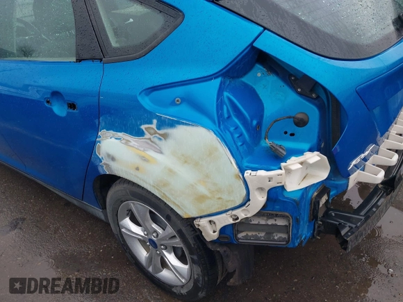 2014 Ford Focus SE z VIN 1FADP3K23EL162634, wystawiony jako IAAI lot #41772913 z przebiegiem 113 405 mil mil oraz . Historia ofert i sprzedaży dostępna na DreamBid. Obrazek 13.