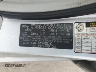 2006 Kia Spectra EX z VIN KNAFE121565316347, wystawiony jako Copart lot #57169865 z przebiegiem 82 782 mil mil oraz Czysty tytuł • Clean title. Historia ofert i sprzedaży dostępna na DreamBid. Obrazek 12.