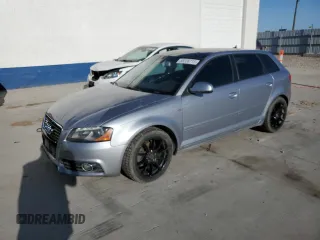 2013 Audi A3 Premium Plus z VIN WAUKJAFM6DA029425, wystawiony jako Copart lot #58226715 z przebiegiem 131 120 mil mil oraz Tytuł czysty. Historia ofert i sprzedaży dostępna na DreamBid. Obrazek 1.
