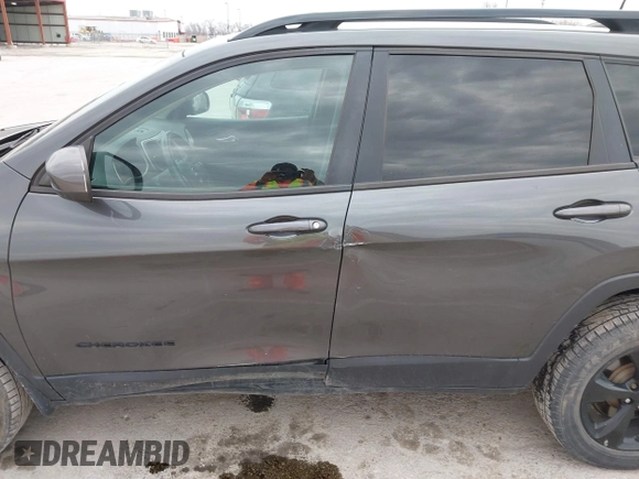 2016 Jeep Cherokee Latitude z VIN 1C4PJMCB9GW152673, wystawiony jako IAAI lot #41704412 z przebiegiem 140 559 mil mil oraz . Historia ofert i sprzedaży dostępna na DreamBid. Obrazek 6.