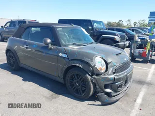 2011 MINI Convertible S z VIN WMWZP3C57BTX83232, wystawiony jako IAAI lot #42703820 z przebiegiem 94 786 mil mil oraz . Historia ofert i sprzedaży dostępna na DreamBid. Obrazek 1.