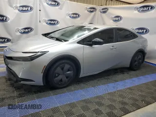 2023 Toyota Prius LE z VIN JTDACAAUXP3010742, wystawiony jako Copart lot #52217705 z przebiegiem 15 327 mil mil oraz Czysty tytuł • Clean title. Historia ofert i sprzedaży dostępna na DreamBid. Obrazek 1.