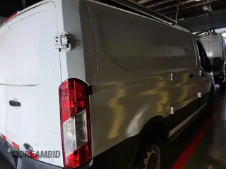 2015 Ford Transit Cargo z VIN 1FTNR1ZM8FKA45398, wystawiony jako IAAI lot #42521006 z przebiegiem 111 526 mil mil oraz . Historia ofert i sprzedaży dostępna na DreamBid. Obrazek 19.