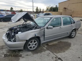 1998 Volvo S70 z VIN YV1LS5676W1522671, wystawiony jako Copart lot #88859815 z przebiegiem 185 585 mil mil oraz Szkody całkowita. Historia ofert i sprzedaży dostępna na DreamBid. Obrazek 1.
