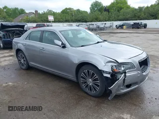 2014 Chrysler 300 S z VIN 2C3CCAGG1EH161994, wystawiony jako IAAI lot #42311014 z przebiegiem 168 002 mil mil oraz . Historia ofert i sprzedaży dostępna na DreamBid. Obrazek 1.