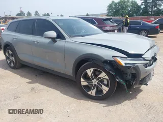 2025 Volvo V60 Plus z VIN YV4L12WKXS2147672, wystawiony jako IAAI lot #42240270 z przebiegiem 4 765 mil mil oraz . Historia ofert i sprzedaży dostępna na DreamBid. Obrazek 1.
