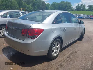 2014 Chevrolet Cruze 1LT z VIN 1G1PC5SB9E7349120, wystawiony jako IAAI lot #42273366 z przebiegiem 176 666 mil mil oraz . Historia ofert i sprzedaży dostępna na DreamBid. Obrazek 4.
