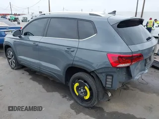 2022 Volkswagen Taos SE z VIN 3VVRX7B21NM007085, wystawiony jako IAAI lot #42018520 z przebiegiem 27 904 mil mil oraz . Historia ofert i sprzedaży dostępna na DreamBid. Obrazek 3.