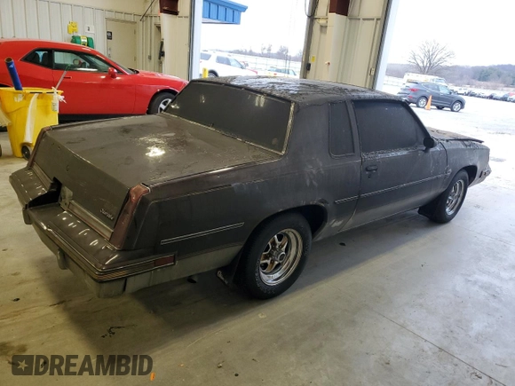1987 Oldsmobile Cutlass z VIN 1G3GR1195HP307304, wystawiony jako Copart lot #83901444 z przebiegiem 4856 mil mil oraz Nie do naprawy. Historia ofert i sprzedaży dostępna na DreamBid. Obrazek 3.
