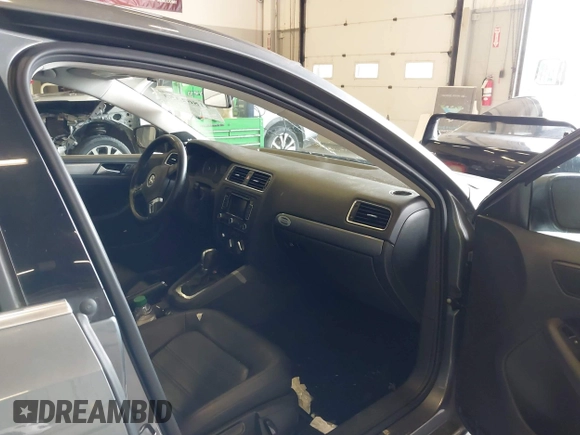 2014 Volkswagen Jetta SEL z VIN 3VWL17AJ8EM388218, wystawiony jako IAAI lot #41862353 z przebiegiem 140 514 mil mil oraz . Historia ofert i sprzedaży dostępna na DreamBid. Obrazek 5.