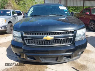 2014 Chevrolet Suburban LT with VIN 1GNSCJE03ER203943, listed as a IAAI auction lot 41982720 with 288,135 mi miles and . Bid and sale history available at DreamBid. Image 6.