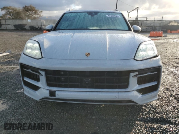 2024 Porsche Cayenne z VIN WP1AA2AY7RDA03399, wystawiony jako Copart lot #42403415 z przebiegiem 24 319 mil mil oraz Szkoda całkowita • Salvage title. Historia ofert i sprzedaży dostępna na DreamBid. Obrazek 5.