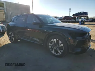 2022 Audi e-tron Premium z VIN WA1AAAGE3NB030477, wystawiony jako Copart lot #45118825 z przebiegiem 59 393 mil mil oraz Szkody całkowita. Historia ofert i sprzedaży dostępna na DreamBid. Obrazek 4.