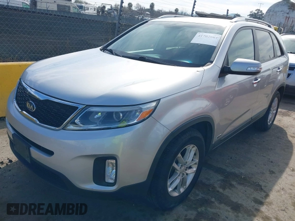 2014 Kia Sorento LX z VIN 5XYKTCA68EG438951, wystawiony jako IAAI lot #41702601 z przebiegiem 186 637 mil mil oraz . Historia ofert i sprzedaży dostępna na DreamBid. Obrazek 2.