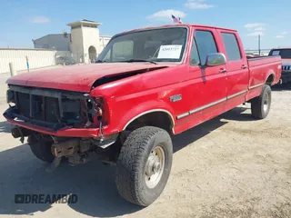 1997 Ford F-350 z VIN 1FTJW36G5VEC23170, wystawiony jako IAAI lot #42013727 z przebiegiem 318 411 mil mil oraz . Historia ofert i sprzedaży dostępna na DreamBid. Obrazek 2.