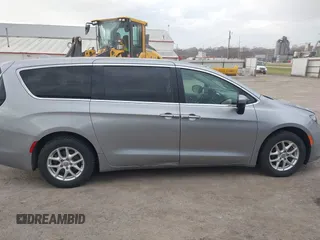 2018 Chrysler Pacifica Touring with VIN 2C4RC1DGXJR177738, listed as a IAAI auction lot 41895939 with 194,788 mi miles and . Bid and sale history available at DreamBid. Image 13.