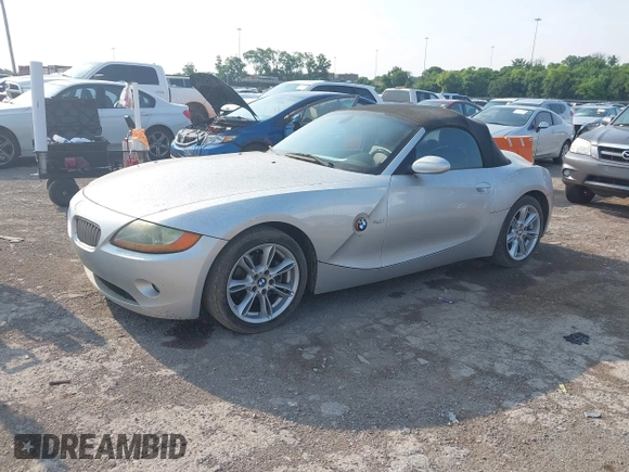 2003 BMW Z4 3.0i z VIN 4USBT53443LU04380, wystawiony jako IAAI lot #42422703 z przebiegiem 28 594 mil mil oraz . Historia ofert i sprzedaży dostępna na DreamBid. Obrazek 2.