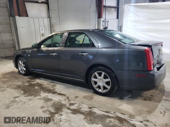 2010 Cadillac STS AWD z VIN 1G6DU6EV5A0113671, wystawiony jako Copart lot #47447395 z przebiegiem 77 062 mil mil oraz Tytuł czysty. Historia ofert i sprzedaży dostępna na DreamBid. Obrazek 2.