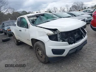 2018 Chevrolet Colorado 2WD Work Truck z VIN 1GCHSBEA2J1317431, wystawiony jako IAAI lot #38838974 z przebiegiem 132 231 mil mil oraz . Historia ofert i sprzedaży dostępna na DreamBid. Obrazek 1.
