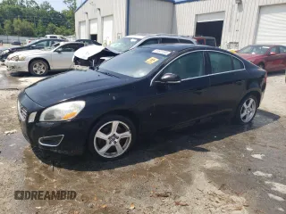 2013 Volvo S60 T5 Premier z VIN YV1612FS6D1219373, wystawiony jako Copart lot #55831555 z przebiegiem Nie podano mil oraz Tytuł czysty. Historia ofert i sprzedaży dostępna na DreamBid. Obrazek 1.