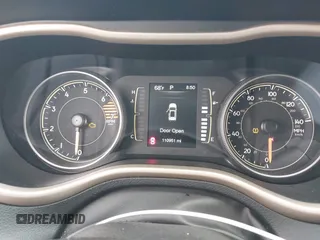 2017 Jeep Cherokee Latitude z VIN 1C4PJLCB6HW668128, wystawiony jako IAAI lot #42825498 z przebiegiem 110 951 mil mil oraz . Historia ofert i sprzedaży dostępna na DreamBid. Obrazek 7.