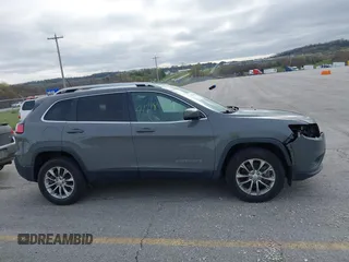 2019 Jeep Cherokee Latitude Plus z VIN 1C4PJMLB5KD440162, wystawiony jako IAAI lot #41911864 z przebiegiem 53 927 mil mil oraz . Historia ofert i sprzedaży dostępna na DreamBid. Obrazek 13.