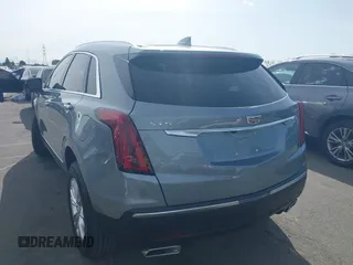 2023 Cadillac XT5 FWD Luxury z VIN 1GYKNAR49PZ137556, wystawiony jako IAAI lot #41934199 z przebiegiem 13 298 mil mil oraz . Historia ofert i sprzedaży dostępna na DreamBid. Obrazek 3.