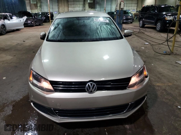 2013 Volkswagen Jetta SE z VIN 3VWDX7AJ7DM235072, wystawiony jako Copart lot #87107304 z przebiegiem 142 286 mil mil oraz Czysty tytuł • Clean title. Historia ofert i sprzedaży dostępna na DreamBid. Obrazek 5.