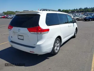 2013 Toyota Sienna LE AAS z VIN 5TDKK3DC0DS352376, wystawiony jako IAAI lot #42734860 z przebiegiem 184 622 mil mil oraz . Historia ofert i sprzedaży dostępna na DreamBid. Obrazek 4.