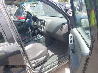 2006 Ford Escape Hybrid z VIN 1FMCU96H96KA25975, wystawiony jako IAAI lot #42130554 z przebiegiem 235 342 mil mil oraz . Historia ofert i sprzedaży dostępna na DreamBid. Obrazek 5.