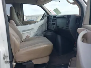 2008 Chevrolet Express Passenger z VIN 1GAGG25KX81197208, wystawiony jako IAAI lot #42022924 z przebiegiem Nie podano mil oraz . Historia ofert i sprzedaży dostępna na DreamBid. Obrazek 5.