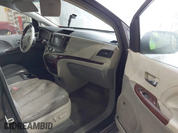 2012 Toyota Sienna XLE AAS z VIN 5TDYK3DC2CS197032, wystawiony jako IAAI lot #41942666 z przebiegiem 304 582 mil mil oraz . Historia ofert i sprzedaży dostępna na DreamBid. Obrazek 5.