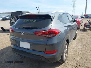 2017 Hyundai Tucson SE z VIN KM8J33A48HU253405, wystawiony jako IAAI lot #42097849 z przebiegiem 129 397 mil mil oraz . Historia ofert i sprzedaży dostępna na DreamBid. Obrazek 4.