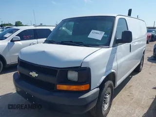 2015 Chevrolet Express Cargo z VIN 1GCWGFCFXF1184780, wystawiony jako IAAI lot #42180137 z przebiegiem 103 453 mil mil oraz . Historia ofert i sprzedaży dostępna na DreamBid. Obrazek 2.