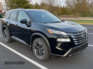 2024 Nissan Rogue SV z VIN 5N1BT3BA7RC750803, wystawiony jako Copart lot #56881345 z przebiegiem 1665 mil mil oraz Szkody całkowita. Historia ofert i sprzedaży dostępna na DreamBid. Obrazek 1.