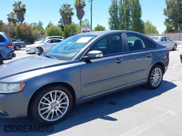 2009 Volvo S40 2.4L с VIN YV1MS390092446497, выставлен на аукционе IAAI как лот 42518359 с пробегом 86 548 миль миль и . История ставок и продаж доступна на DreamBid. Изображение 6.