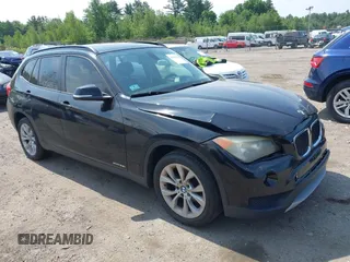 2013 BMW X1 xDrive28i z VIN WBAVL1C50DVR86999, wystawiony jako IAAI lot #42493265 z przebiegiem 124 666 mil mil oraz . Historia ofert i sprzedaży dostępna na DreamBid. Obrazek 1.