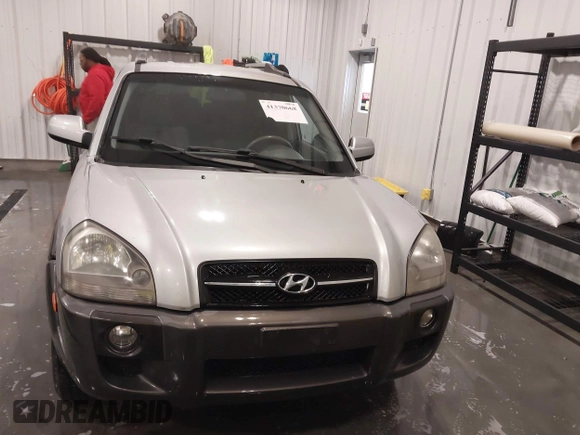 2007 Hyundai Tucson SE with VIN KM8JN12DX7U610529, listed as a IAAI auction lot 41370668 with 172,802 mi miles. Bid and sale history available at carsss.com. Image 12.