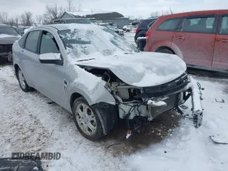 2008 Ford Focus SE z VIN 1FAHP35N38W273243, wystawiony jako IAAI lot #41563742 z przebiegiem 63 634 mil mil oraz . Historia ofert i sprzedaży dostępna na DreamBid. Obrazek 1.